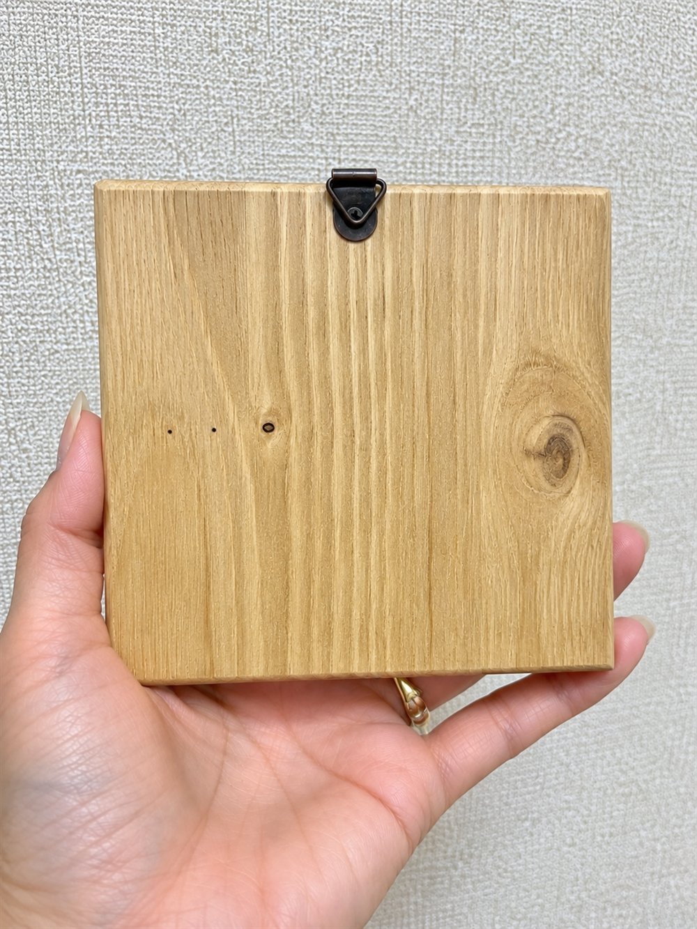 命名プレートの裏面。壁掛け用の金具つき